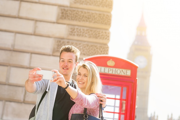 Foto londres, feliz pareja joven tomando un selfie