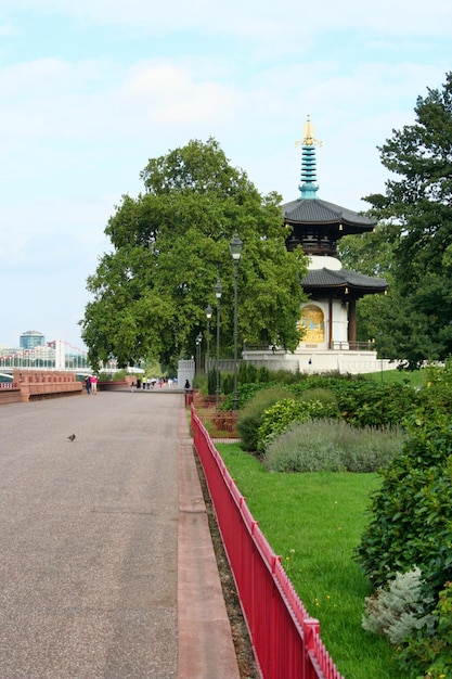 Foto londres, inglaterra, 26 de agosto de 2006 pagoda del parque de battersea junto al río támesis