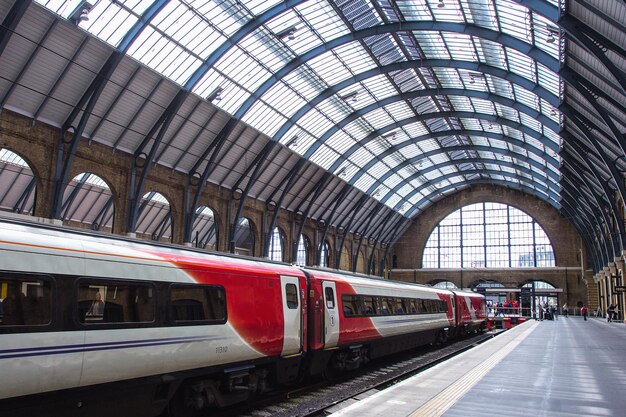 LONDRES INGLATERRA JUN04 2017 O trem Virgin está na estação de trem Kings Cross, no centro de Londres