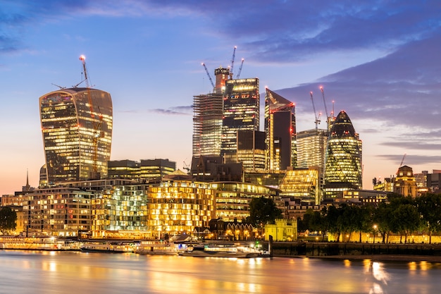 Londres, no centro da cidade com o pôr do sol do rio tâmisa