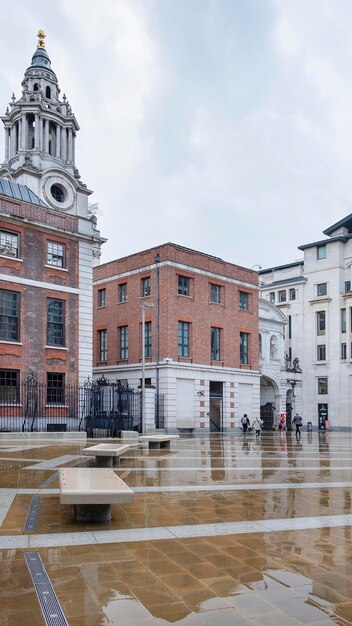 Foto londres reino unido, 10 de agosto de 2018, aproximando-se da catedral de são paulo da praça paternoster em um dia chuvoso