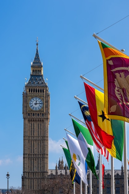 Londres / Reino Unido - 13 de marzo: banderas ondeando en Parliament Square Londres el 13 de marzo de 2016