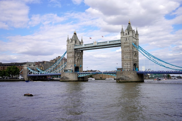 LONDRES Reino Unido 15 de julio de 2022 Paisaje urbano de Londres con Tower Bridge Inglaterra Reino Unido