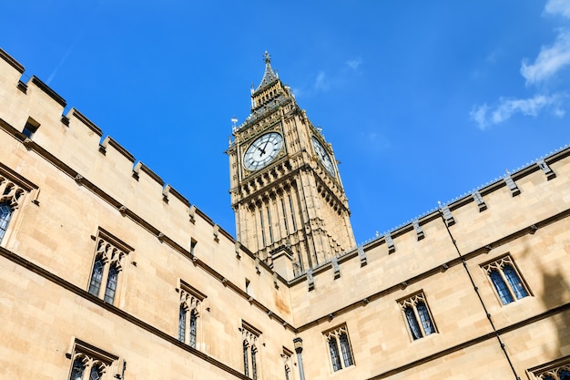 Londres, Reino Unido - 19 de abril de 2017: Big Ben (Elizabeth Tower) se encuentra en el extremo norte del Palacio de Westminster, el lugar de reunión de la Cámara de los Comunes y la Cámara de los Lores, dos cámaras del Parlamento del Reino Unido