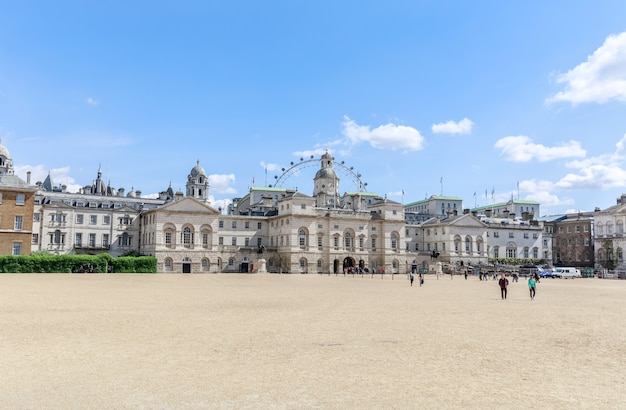 Londres, Reino Unido - 19 de abril de 2017: Horse Guards Parade es un gran desfile frente a Whitehall en el centro de Londres. Es el sitio de las ceremonias anuales de Trooping the Color