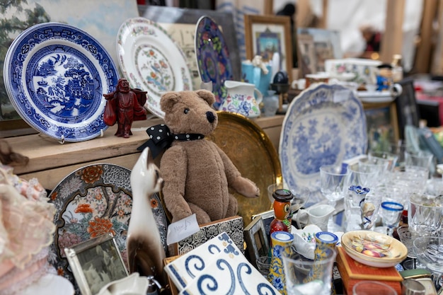 Foto londres, reino unido, 27 de junho de 2023 spitalfields antic market display urso de pelúcia vintage entre itens antigos