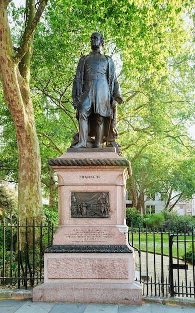 Londres, Reino Unido - 30 de abril de 2011: Estatua de Sir John Franklin en la ciudad de Londres en el Reino Unido. Escultura de bronce en Old Town, Inglaterra, Reino Unido.