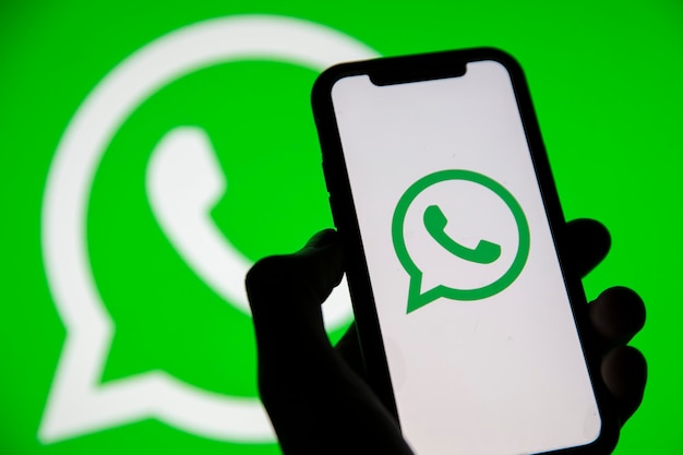 Londres, reino unido, março de 2021, logotipo do serviço de mensagens online whatsapp em um smartphone