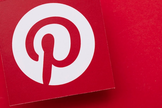 LONDRES Reino Unido Marzo de 2021 Logotipo de Pinterest popular plataforma para compartir imágenes