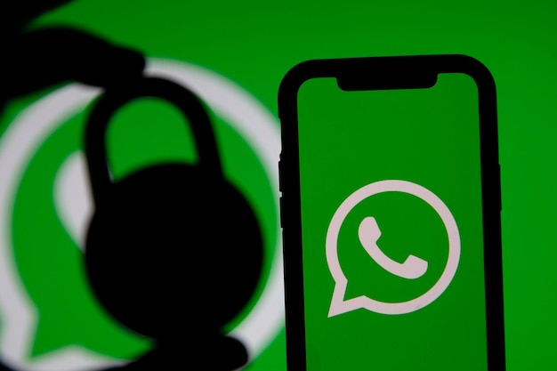 LONDRES Reino Unido Marzo 2021 Logotipo del servicio de mensajería en línea Whatsapp con un candado