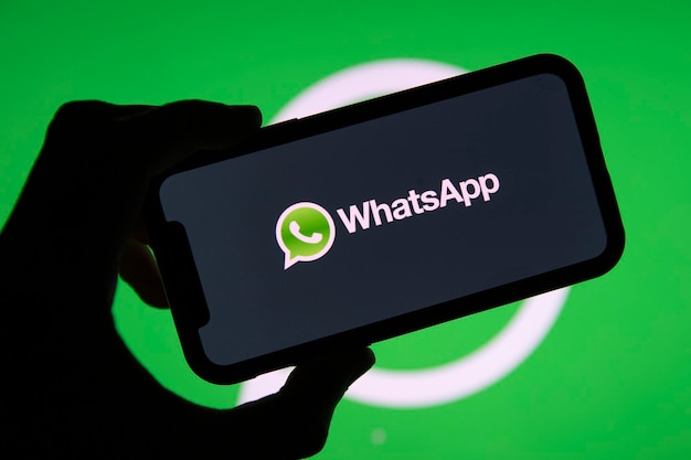 LONDRES Reino Unido Marzo 2021 Logotipo del servicio de mensajería en línea Whatsapp en un smartphone