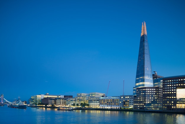 Londres, South Bank com Shard no início da noite