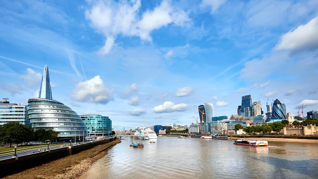 Londres, South Bank Of The Thames em um dia claro na primavera ou no início do verão. Imagem panorâmica tirada da ponte da Torre.