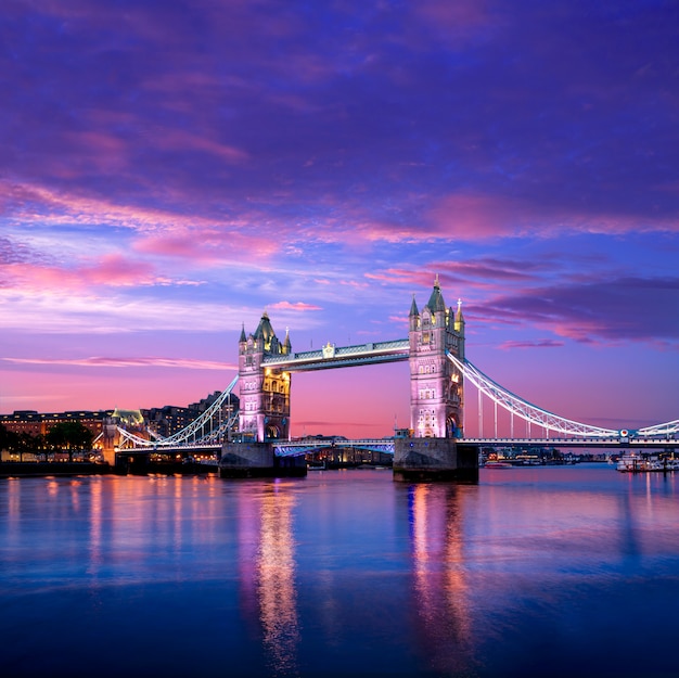 Londres Tower Bridge atardecer en el río Támesis