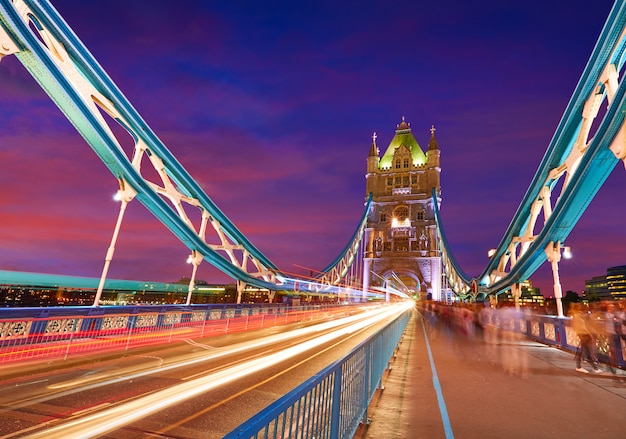 Londres tower bridge atardecer en el río támesis