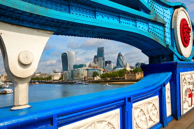 Londres Tower Bridge atardecer en el río Támesis