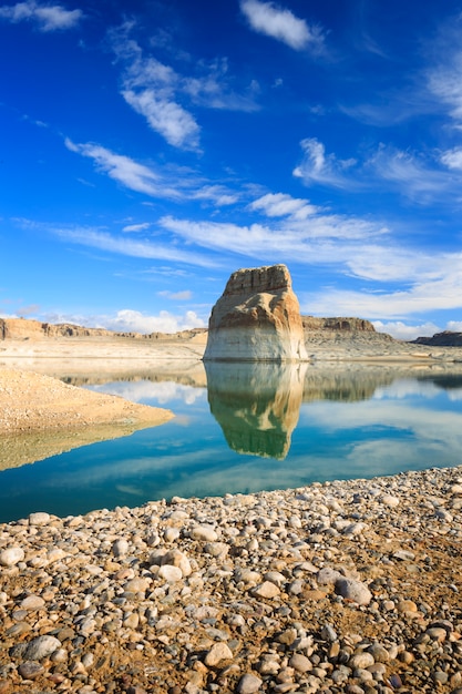 Lone Rock en el paisaje vertical del lago Powell