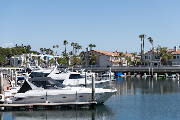 Long Beach, California, Estados Unidos - 26 de marzo de 2021: puerto de barcos y veleros. barcos y yates de lujo aparcados en los muelles del club náutico privado. marina en long beach, california. destino turístico popular.