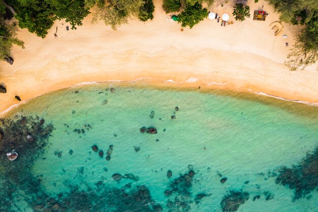 Long beach na ilha de koh rong samloem, no camboja, sudeste da ásia. vista superior, vista aérea de uma bela ilha tropical no golfo da tailândia. com textura de espaço de cópia para plano de fundo do projeto de férias.