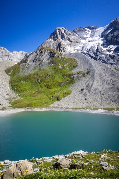 Long lake e paisagem glaciar grande casse alpine nos alpes franceses