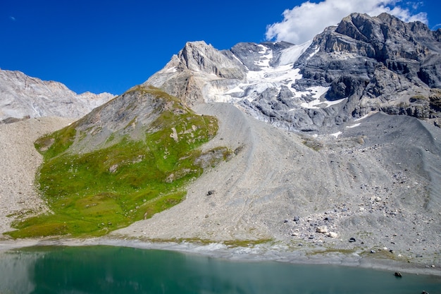 Long lake e paisagem glaciar grande casse alpine nos alpes franceses