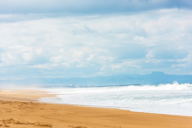 Long Sand Atlantic Beach con olas oceánicas El Departamento de Gironda Francia Disparo con un enfoque selectivo