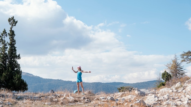 Foto long shot frau posiert in der natur