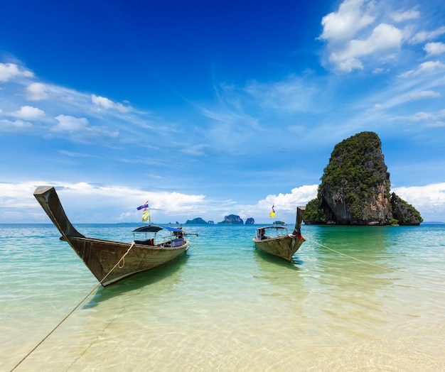 Long Tail Boote am Strand, Thailand