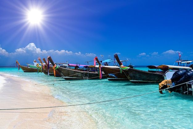 Long-Tail-Boote am weißen Sandstrand Bamboo Island Phi Phi And