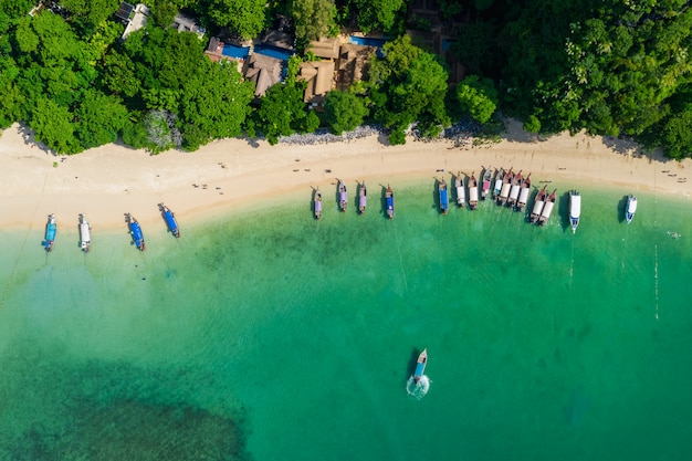 Long Tail und Schnellboot Thai und ausländische Touristen Hochsaison am Ao Nang Beach Kra Bi Thailand