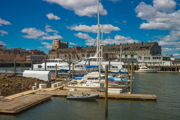 Long Wharf y Customhouse Block y veleros en Charles River en Boston, Massachusetts, Estados Unidos.