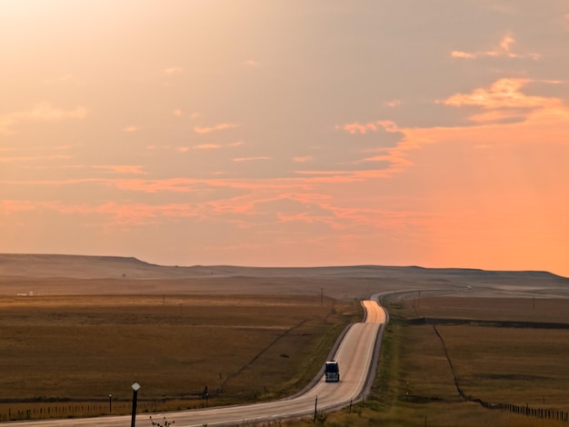 Longa estrada ao pôr do sol em South Dakota.