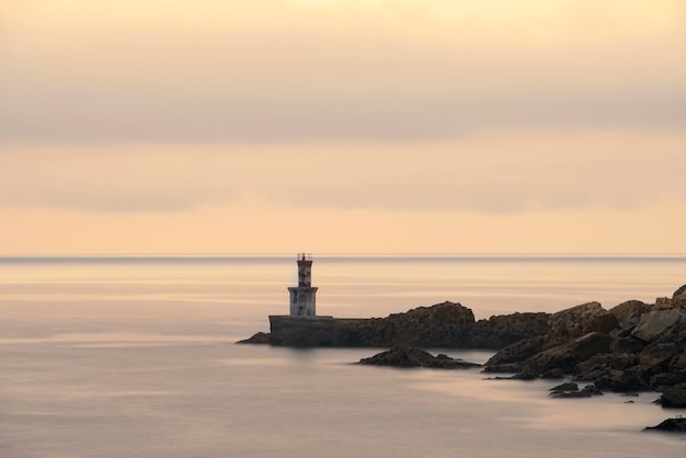 Longa exposição a um farol ao pôr do sol