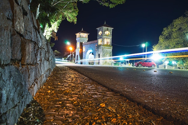 Longa exposição com vigília das luzes do carro e entrada do edifício para estacionar