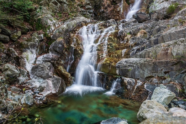 Longa exposição das pequenas cachoeiras do Rio Gandolfi em Gênova, Itália