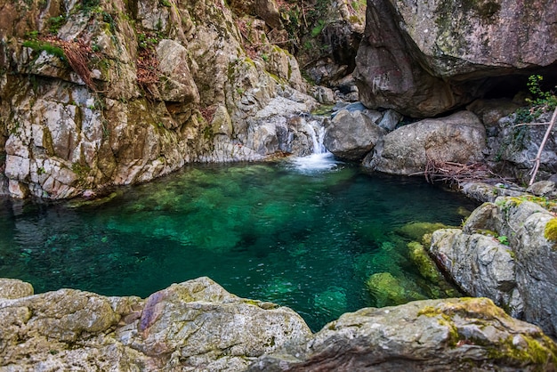 Longa exposição das pequenas cachoeiras do rio gandolfi em gênova, itália