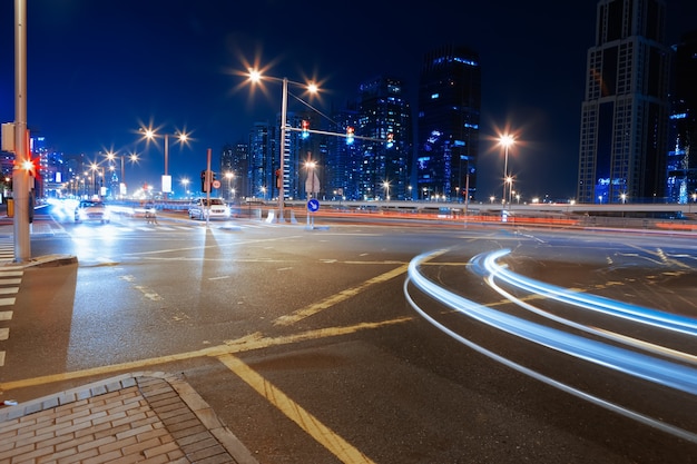 Longa exposição de carros em movimento na estrada noturna em dubai