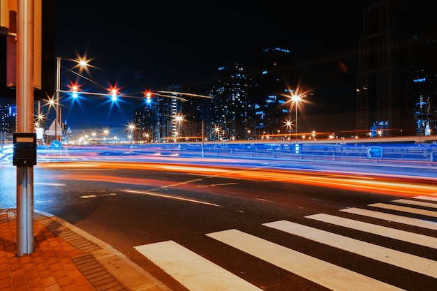 Longa exposição de carros em movimento na estrada noturna em dubai