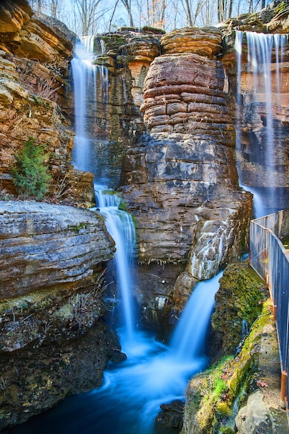 Longa exposição de pequenas cachoeiras através de falésias junto ao caminho