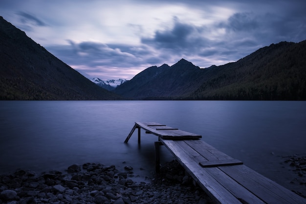 Baixe o papel de parede Lago (Trem Infinito) para o seu celular em  imagens verticais de alta qualidade Lago (Trem Infinito) gratuitamente