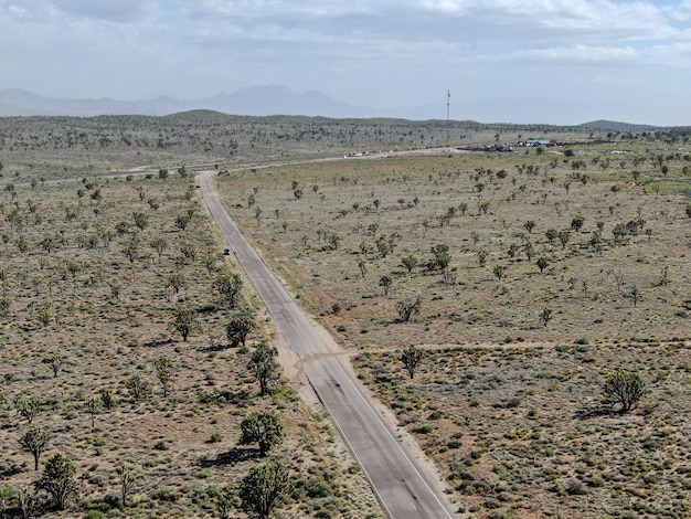 longa pequena estrada no meio do deserto no Arizona Califórnia EUA