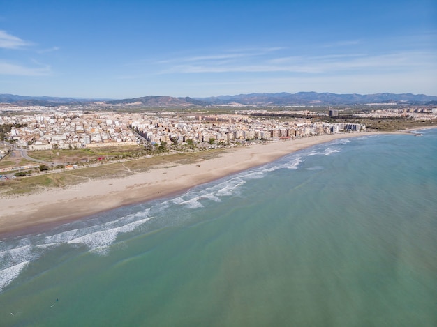 Longa praia da cidade no Mediterrâneo Puerto de Sagunto Valência Espanha Vista aérea