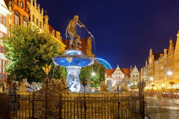 Foto longa rua do mercado com fonte de netuno à noite na principal cidade de gdansk polônia