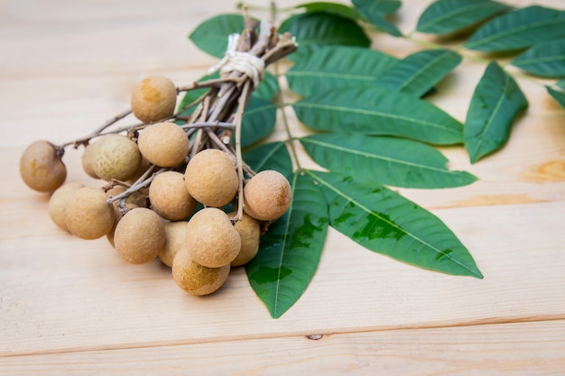 Longan auf Holztisch für in Zeit sich entspannen