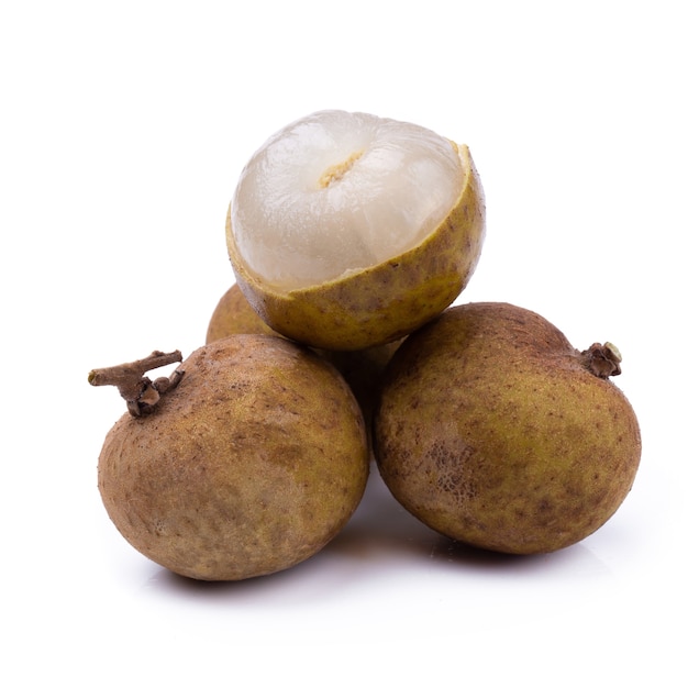 Longan fresco aislado en un fondo blanco.