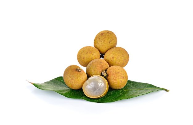 Longan fresco en blanco