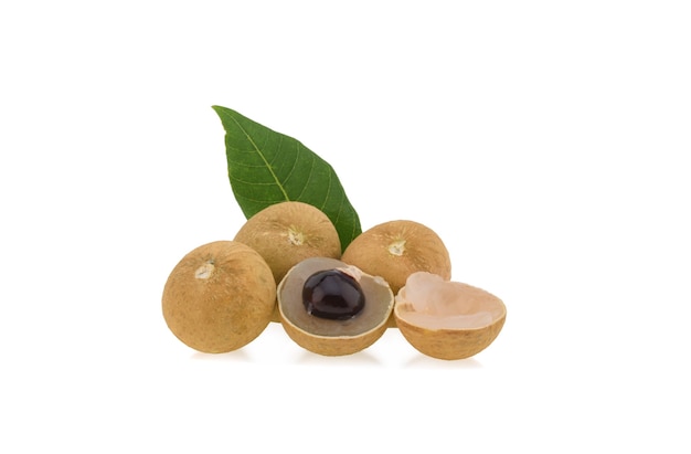 Longan fresco con hojas aisladas sobre superficie blanca.