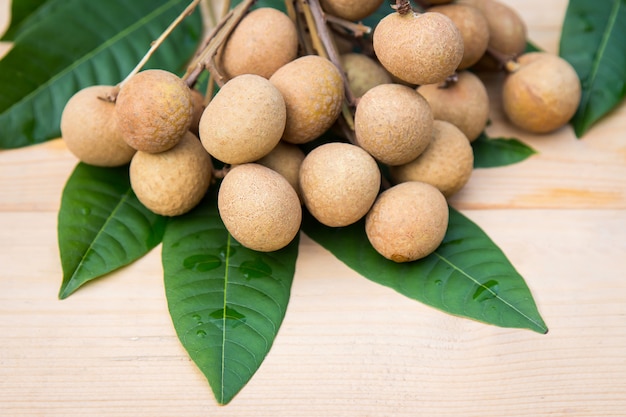 longan fresco na mesa de madeira