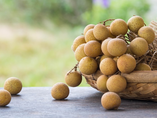 Longan fresco sobre madera