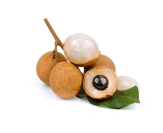 Longan. Longan fresco aislado en superficie blanca